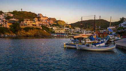 Griechenland, Kreta, Bali, Boote im Stadthafen bei Sonnenaufgang - MHF00659