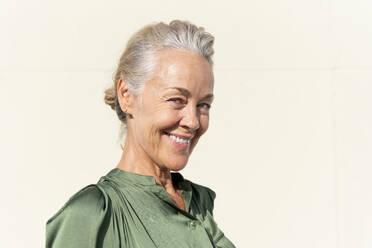 Smiling mature woman with wrinkles on sunny day - OIPF02507