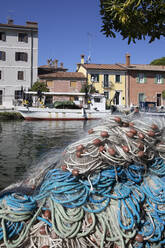Italien, Friaul-Julisch Venetien, Grado, Fischernetze vor dem alten Stadtkanal - WWF06223