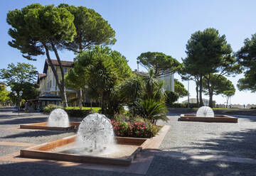 Italien, Friaul-Julisch Venetien, Grado, Stadtplatz mit modernen Springbrunnen im Sommer - WWF06224