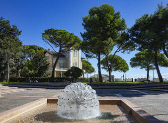 Italien, Friaul-Julisch Venetien, Grado, Stadtplatz mit modernem Springbrunnen im Sommer - WWF06225