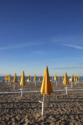 Italien, Friaul-Julisch Venetien, Grado, Sonnenschirme am leeren Strand - WWF06228