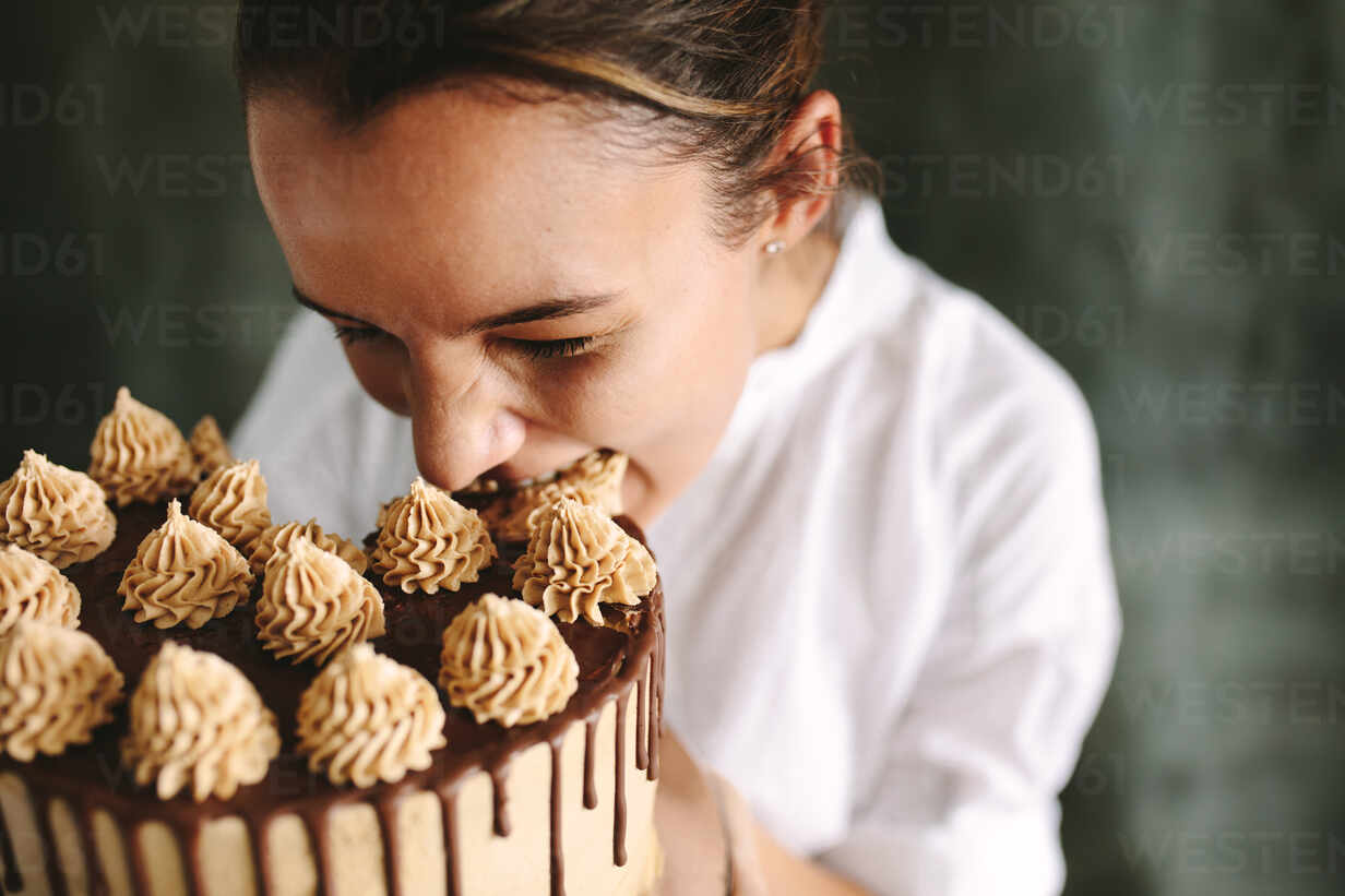 Expert pastry chef covering a cake with icing - Free Stock Video