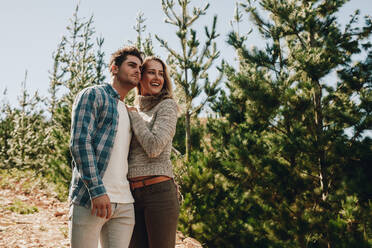 Schönes junges Paar, das auf einem Bergpfad steht und die Aussicht betrachtet. Paar beim Wandern, das eine schöne Aussicht bewundert. - JLPSF18216