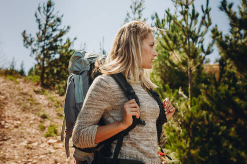 Frau Wanderer Trekking auf Berg. Frau erkundet die Natur zu Fuß durch Bergpfad. - JLPSF18220