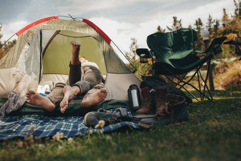 Romantisches junges Paar in einem Zelt auf einem Campingplatz. Verliebter Mann und verliebte Frau in einem Zelt. - JLPSF18232