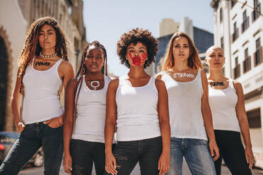 Eine Gruppe weiblicher Aktivistinnen demonstriert im Freien für die Rechte und die Gleichstellung der Frauen. - JLPSF19092