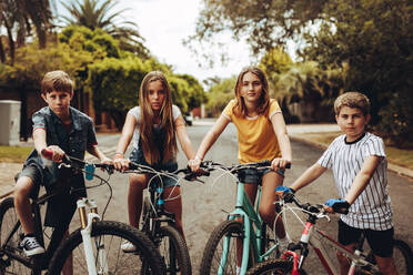 Fahrradgang von Jungen und Mädchen, die mit ihren Fahrrädern im Freien spielen. - JLPSF19188