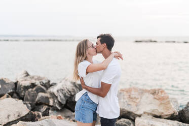 Paar umarmt und küsst sich am Strand - MEF00131