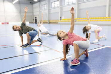 Grundschüler trainieren gemeinsam auf dem Schulsportplatz - WESTF25124