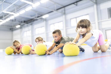 Schüler trainieren mit Ball auf dem Schulsportplatz - WESTF25178