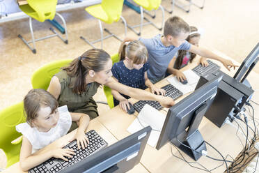 Schüler beim E-Learning mit dem Lehrer im Computerunterricht in der Schule - WESTF25198