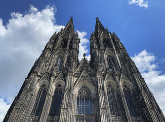 Germany, North Rhine-Westphalia, Cologne, Facade of Cologne Cathedral - GWF07614