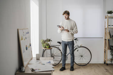 Geschäftsmann benutzt Tablet-Computer am Arbeitsplatz - EBBF06797