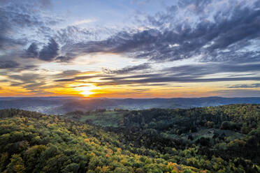 Deutschland, Baden-Württemberg, Drohnenansicht des Wieslauftalwaldes bei Sonnenuntergang - STSF03581