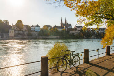 Schweiz, Basel-Stadt, Basel, Fahrrad am Rheinufer - TAMF03542