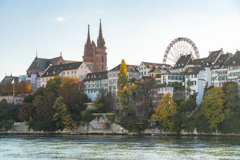 Schweiz, Basel-Stadt, Basel, Rhein mit verschiedenen Häusern, Basler Münster und Riesenrad im Hintergrund - TAMF03544