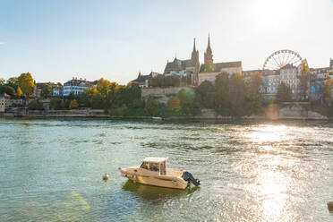Schweiz, Basel-Stadt, Basel, Rhein mit verschiedenen Häusern, Basler Münster und Riesenrad im Hintergrund - TAMF03546