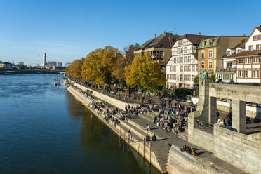 Schweiz, Basel-Stadt, Basel, Menschen entspannen sich an der Uferpromenade im Herbst - TAMF03550