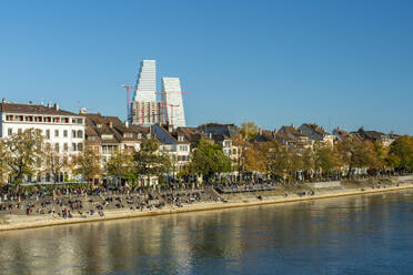 Schweiz, Basel-Stadt, Basel, Menschen entspannen sich an der Uferpromenade im Herbst - TAMF03551