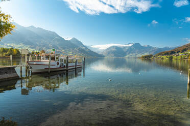 Schweiz, Obwalden, Sarnen, Fähre am Ufer des Sarnersees - TAMF03556