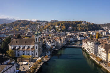 Schweiz, Kanton Luzern, Luzern, Luftaufnahme der durch die Altstadt fließenden Reuss im Herbst - TAMF03560