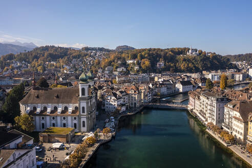 Schweiz, Kanton Luzern, Luzern, Luftaufnahme der durch die Altstadt fließenden Reuss im Herbst - TAMF03560