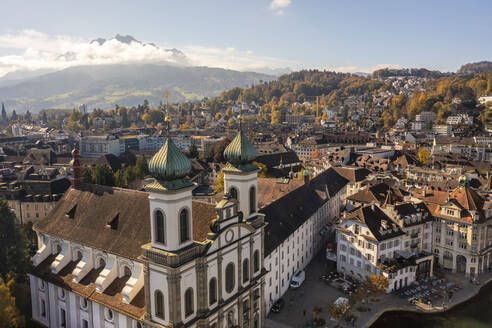 Schweiz, Kanton Luzern, Luzern, Luftaufnahme der Kirche St. Franz Xaver im Herbst - TAMF03561