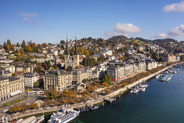 Schweiz, Kanton Luzern, Luzern, Luftaufnahme der Stadt am See im Herbst - TAMF03564