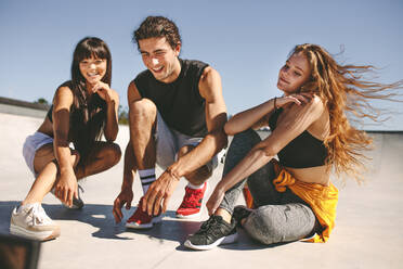 Drei junge Leute im Skatepark posieren für ein Selfie. Gruppe von Männern und Frauen, die an einem Sommertag ein Selfie im Freien machen. - JLPSF19484