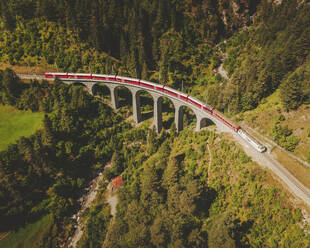 Luftaufnahme des berühmten roten Zuges auf dem Landwasserviadukt, Schweiz. - AAEF16257