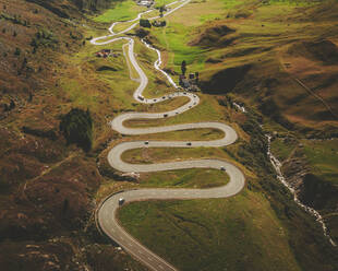 Luftaufnahme der Julierpass-Bergstrasse, Schweiz. - AAEF16258