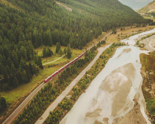 Luftaufnahme des roten Zuges von Morteratsch, Schweiz. - AAEF16263