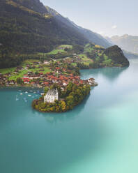 Luftaufnahme des Hotels Bellevue, Iseltwald, Brienzersee, Schweiz. - AAEF16295