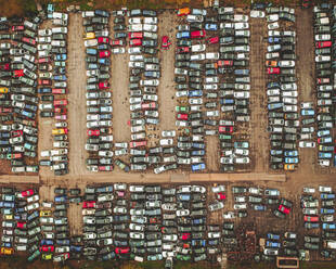 Luftaufnahme eines Autoschrottplatzes, Zeeland, Niederlande. - AAEF16326