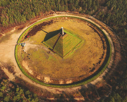 Luftaufnahme der Pyramide Van Austerlitz, Niederlande. - AAEF16334
