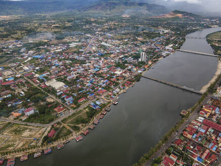 Luftaufnahme der Stadt Kampot, Kambodscha. - AAEF16350