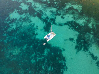 Luftaufnahme eines Segelboots entlang der Küste in Canal Rock, Westaustralien, Australien. - AAEF16376