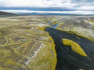 Luftaufnahme einer Landschaft mit Tephra und Fluss am Fuße des Vulkans Hekla, Island. - AAEF16379