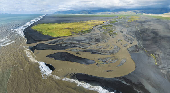 Luftpanorama des ins Meer mündenden Gletscherflusses Jokulsa mit schwarzen Stränden, Südisland. - AAEF16383