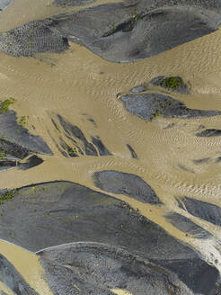 Abstrakte Luftaufnahme von oben auf Sandbänke im Gletscherfluss Jokulsa, Südisland. - AAEF16384