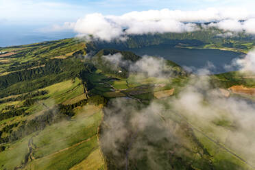 Panoramablick aus der Luft auf ein Kratergebiet mit dem Azul-See, teilweise von Wolken bedeckt, Sao Miguel, Azoren, Portugal. - AAEF16391