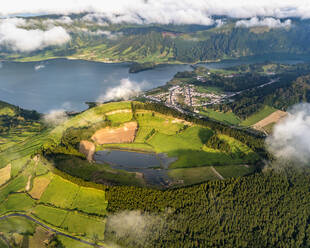 Panoramablick aus der Luft auf ein Kratergebiet mit dem Azul-See, teilweise von Wolken bedeckt, Sao Miguel, Azoren, Portugal. - AAEF16392