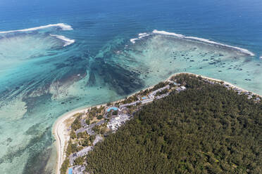 Panoramablick auf eine Halbinsel mit Hotels und Resorts, umgeben von einem Riff, Le Morne, Mauritius, Afrika. - AAEF16397