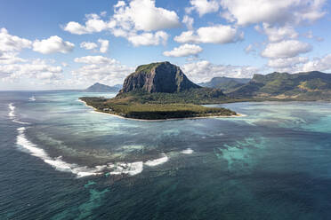 Panoramablick auf den Berg Le Morne mit unterseeischem Wasserfall, Mauritius, Afrika. - AAEF16401