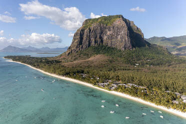 Luftaufnahme von Ferienanlagen entlang des Strandes in Le Morne, Staat Black River, Mauritius. - AAEF16406