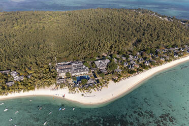 Luftaufnahme von Ferienanlagen entlang des Strandes in Le Morne, Staat Black River, Mauritius. - AAEF16407