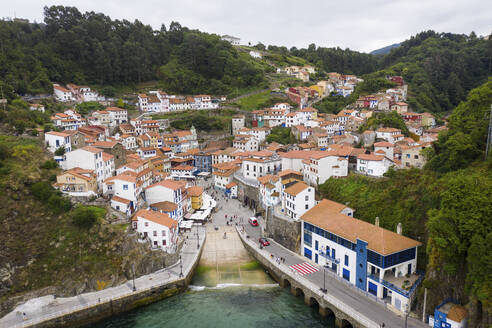 Eine Luftaufnahme von Cudillero, Asturien, Nordspanien - AAEF16430