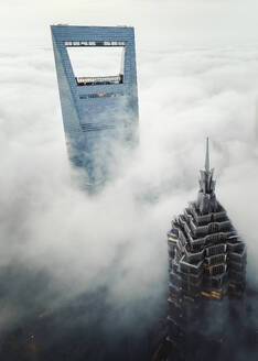 Luftaufnahme des WFC und des Jin Mao-Turms in Shanghai bei Sonnenaufgang im Nebel. - AAEF16435