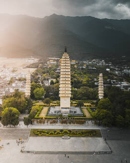 Luftaufnahme der Drei Pagoden von Chongsheng in Dali, China. - AAEF16437